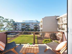 Balkón nebo terasa v ubytování The Poplars, 24,36 Magnus Street - Unit with views, air con and wifi in a complex with a pool