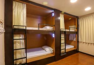 Двухъярусная кровать или двухъярусные кровати в номере Astro House