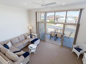 una sala de estar con un sofá y una mesa en Walk on Birubi 1 WI-FI Boat Parking and Water Views, en Anna Bay 8 fotos más