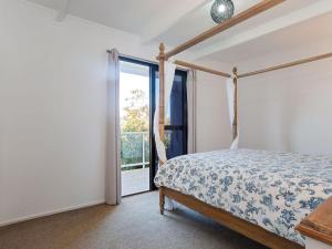A bed or beds in a room at Whale Tales' 78 Lentara Street - FANTASTIC WATER VIEWS OVER FINGAL BEACH