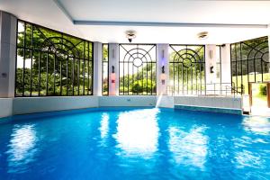 
The swimming pool at or near Crowne Plaza Gerrards Cross, an IHG Hotel
