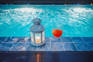 Bazén v ubytování Veravian Resort nebo v jeho okolí