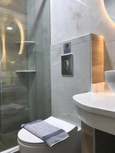 Koupelna v ubytování Dokos D Studios