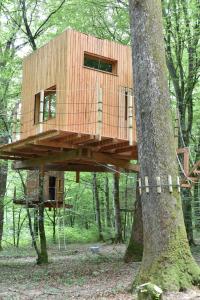 a tree house in the middle of the forest at Refuge ESPACE FOULETOT in Mont-sous-Vaudrey