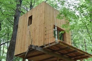 ein Baumhaus mitten im Wald in der Unterkunft Refuge ESPACE FOULETOT in Mont-sous-Vaudrey