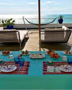 ヴァストにあるB&B alla Canaleの青いテーブル(海の上に食べ物を並べたテーブル)