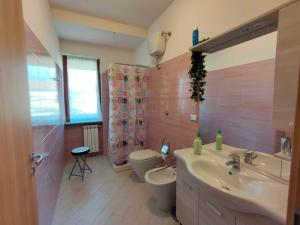 y baño con lavabo, aseo y espejo. en Bella Vista - Belvedere, en Montebuono