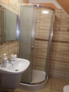 a bathroom with a shower and a sink at Zajazd Nad Rzeczką in Miłków
