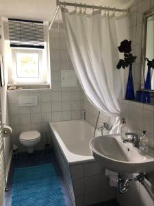 een badkamer met een bad, een wastafel en een toilet bij Wohlfühloase Dresden Nickern in Dresden