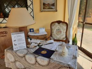 een tafel met een lamp en een stoel met een tafel sidx sidx bij Aquilamaior in Tragliata