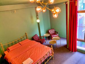 台南日木 Hinoki的一间卧室，有一张床、两把椅子和一扇窗户 更多16张照片