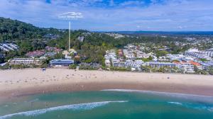 una vista aérea de una playa con un grupo de personas en Ocean Breeze Resort, en Noosa Heads