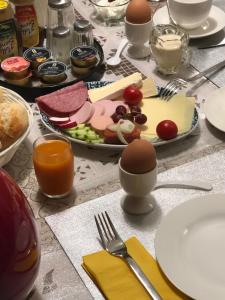 una mesa cubierta con platos de comida y huevos en HausTanneneck, en Duhnen