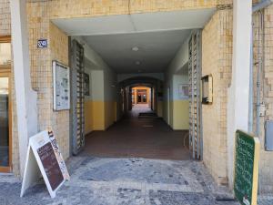 un corridoio vuoto di un edificio con un cartello al suo interno di Hotel Koruna a Roudnice nad Labem