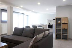 a living room with a couch and a kitchen at Via Mare in Ginosa Marina