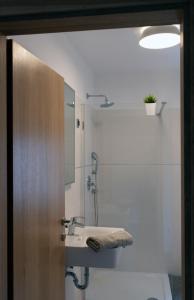 a bathroom with a sink and a shower at Moderno 3 Casa Vecchia in Peroj