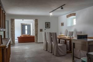 a kitchen with a table and chairs in a room at Moderno 3 Casa Vecchia in Peroj
