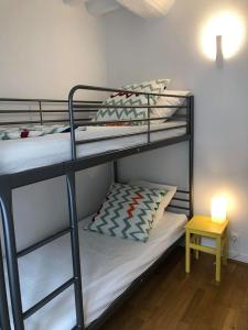 Habitación con litera, 2 literas y mesa. en L'HISTORIQUE - Maison rénovée dans le centre-ville de Bayeux, en Bayeux 8 fotos más