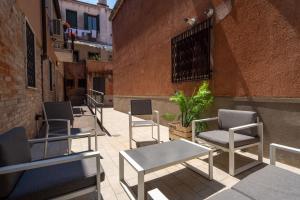 grupa krzeseł i stołów na patio w obiekcie Design Palace Apartment by Wonderful Italy w Wenecji +37 zdjęć