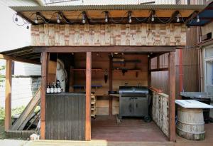 uma cozinha exterior com um grelhador num edifício em Shirokuma Inn em Toyama