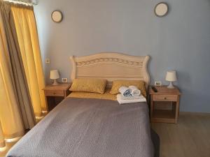 una camera da letto con un grande letto con due comodini di La Tortuga ad Arona
