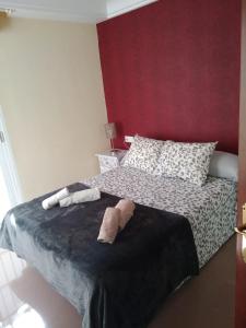 Posteľ alebo postele v izbe v ubytovaní NERJA APARTAMENTO TURISTICO 2B