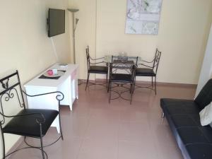 Televízia a/alebo spoločenská miestnosť v ubytovaní NERJA APARTAMENTO TURISTICO 2B