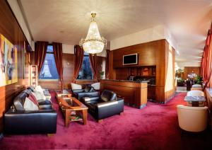 Elle comprend un salon doté d'un mobilier en cuir et d'un piano. dans l'établissement Hotel Polana, à Zvolen