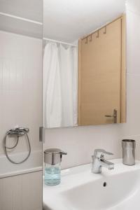 a bathroom with a sink and a mirror at Mer Epanomi in Órmos