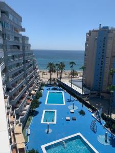 Blick auf den Strand vom Balkon eines Resorts in der Unterkunft SERVICE APART LAZARO- Apartamentos Aguamarina 58 in Calpe