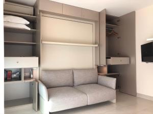 ein Wohnzimmer mit Sofa und Fernseher in der Unterkunft Studios Nice Gambetta in Nizza