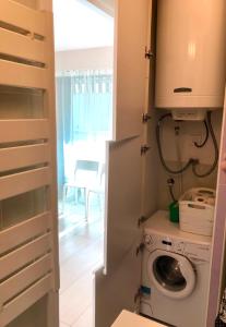 eine Waschküche mit Waschmaschine und Trockner in der Unterkunft Studios Nice Gambetta in Nizza