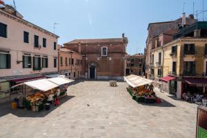 ulica z owocami i warzywami w mieście w obiekcie Design Palace Apartment by Wonderful Italy w Wenecji