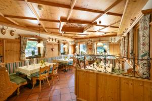 Reštaurácia alebo iné gastronomické zariadenie v ubytovaní Hotel Wirtshaus Sattlerwirt