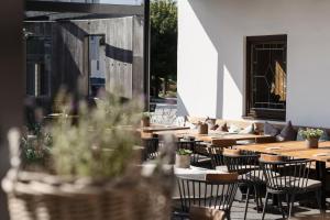 Reštaurácia alebo iné gastronomické zariadenie v ubytovaní Hotel Wirtshaus Sattlerwirt