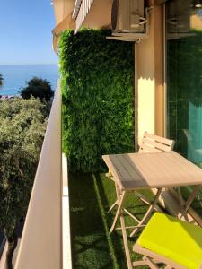 une table et des chaises sur le balcon d'une maison dans l'établissement Studios Nice Gambetta, à Nice