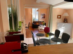 un salon avec une table et des chaises dans l'établissement Le Patio maison de charme 150m plage et hyper centre, à La Rochelle