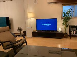 hanare في شينغو: غرفة معيشة مع تلفزيون وأريكة