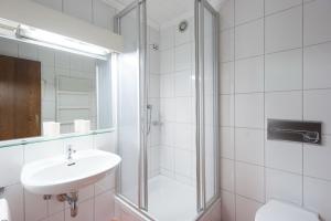 Koupelna v ubytování Hotel Moawirt + 22 fotografií