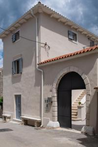 a large building with an archway in front of it at Moderno 3 Casa Vecchia in Peroj