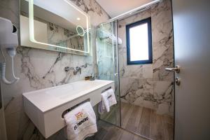 Koupelna v ubytování El Primero Hotel + 37 fotografií