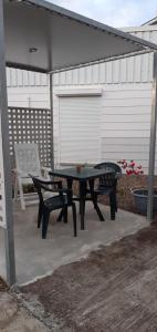 a picnic table and a bench under a pergola at "Tom" Chez Tom et Dilou in Kumak