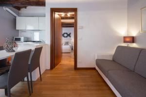 Kitchen o kitchenette sa Design Palace Apartment by Wonderful Italy