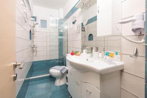 A bathroom at Stratos Deluxe Apartments