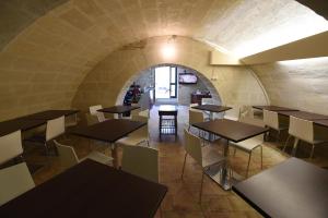 un ristorante con tavoli e sedie in un tunnel di Dimore Le Lucane a Matera