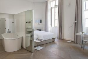 Koupelna v ubytování Hôtel de Tourrel, Saint Rémy de Provence, a Member of Design Hotels