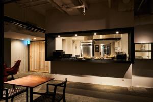 uma sala de jantar com uma mesa e uma cozinha em EN HOTEL Kyoto em Quioto