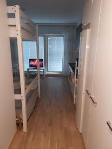 una habitación vacía con un pasillo con nevera en Vaunukatu, en Turku
