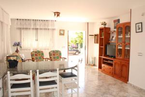 a kitchen and living room with a table and chairs at Apartamentos Os Cerros in Portonovo