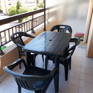- Balcón con mesa y 2 sillas en Acapulco, en Fréjus